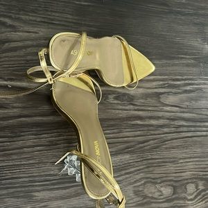Fashion nova gold shoe